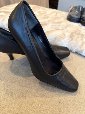 AEROSOLES Black Leather Mid-Heel Pumps